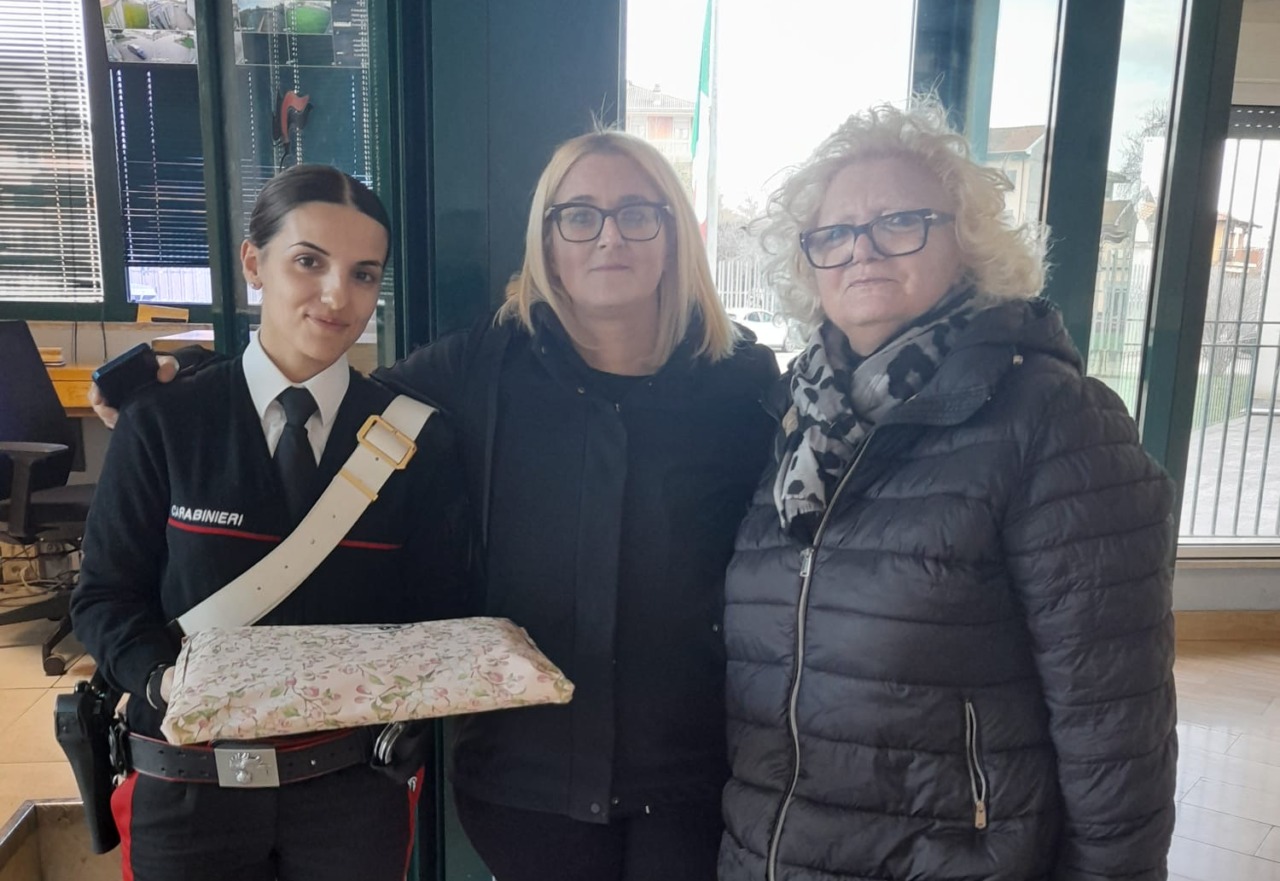 Derubata al supermercato, torna in caserma con un vassoio di pasticcini per ringraziare i Carabinieri