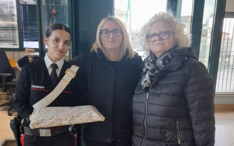 Derubata al supermercato, torna in caserma con un vassoio di pasticcini per ringraziare i Carabinieri