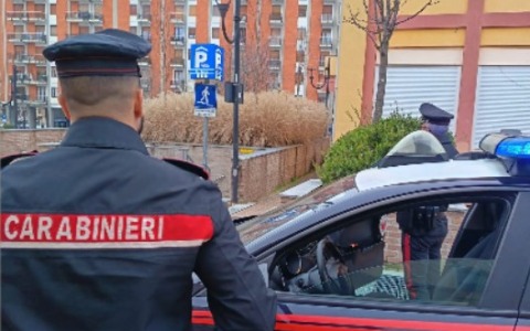 Ubriaco e armato di cacciavite aggredisce una giovane: arrestato ma subito libero