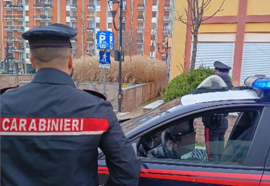 Ubriaco e armato di cacciavite aggredisce una giovane: arrestato ma subito libero