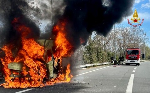 Furgone in fiamme sulla superstrada: intervento dei vigili del fuoco