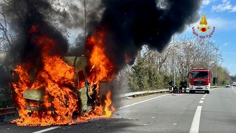 Furgone in fiamme sulla superstrada: intervento dei vigili del fuoco
