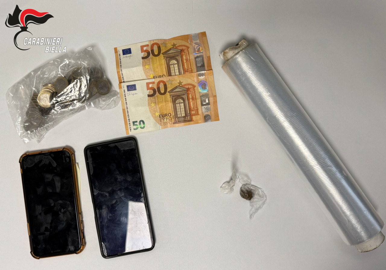 Blitz nei boschi di Biella: fuga tra i rovi, fermati pusher e cliente