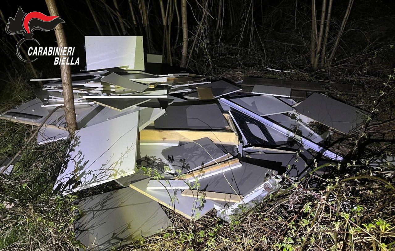 Rifiuti scaricati nel bosco: due biellesi denunciati dai carabinieri