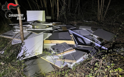 Rifiuti scaricati nel bosco: due biellesi denunciati dai carabinieri
