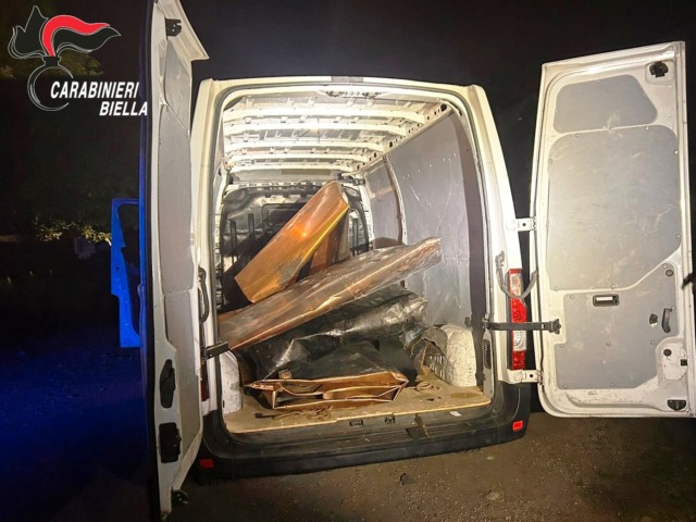 Furto di rame al cimitero di Gaglianico: due arresti nella notte