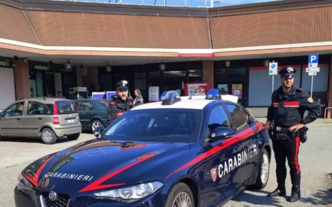 Cossato, panico al Penny: fermato per furto, minaccia «Vi lancio l’acido»