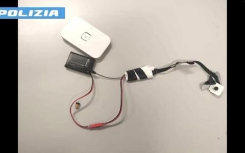 Esame della patente “in cuffia”: scoperto al quiz, finisce nei guai