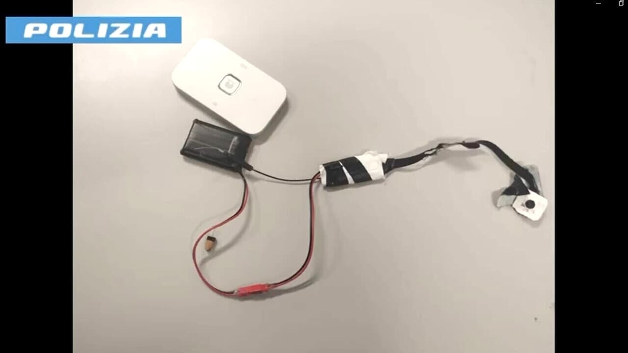 Esame della patente “in cuffia”: scoperto al quiz, finisce nei guai