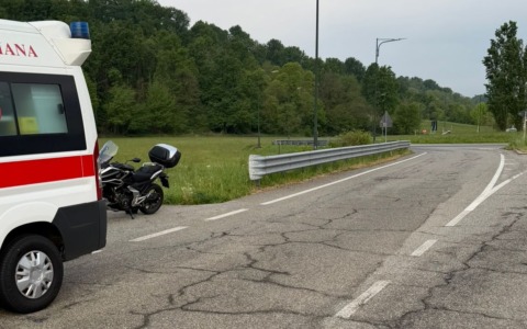 Camion perde gasolio, motociclista scivola: ferito soccorso dal 118
