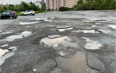 Il Comune chiude il parcheggio di via Cernaia: «Non è sicuro»