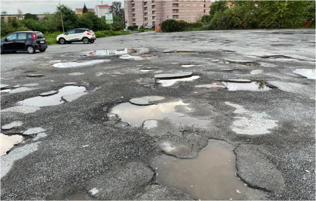 Il Comune chiude il parcheggio di via Cernaia: «Non è sicuro»