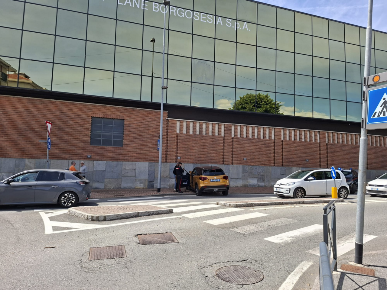 Perde il controllo del Suv e finisce contro il muro della Zegna Baruffa