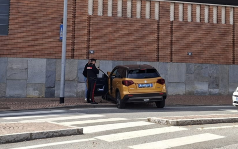 Perde il controllo del Suv e finisce contro il muro della Zegna Baruffa