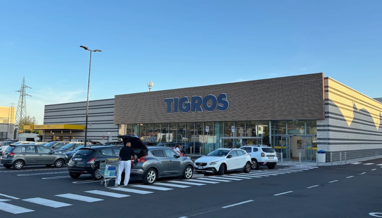 Aggredisce la moglie mentre lavora al Tigros: intervenuti i soccorsi