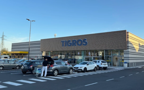 Aggredisce la moglie mentre lavora al Tigros: intervenuti i soccorsi