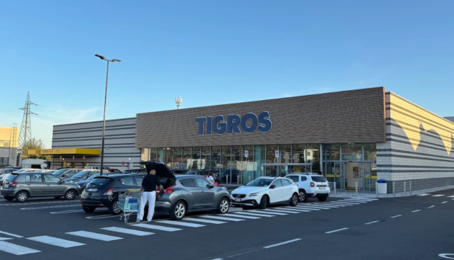 Aggredisce la moglie mentre lavora al Tigros: intervenuti i soccorsi