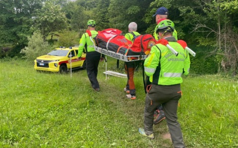 Escursionista si frattura la caviglia: il soccorso alpino lo recupera