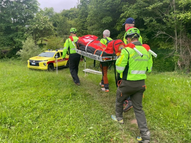 Escursionista si frattura la caviglia: il soccorso alpino lo recupera