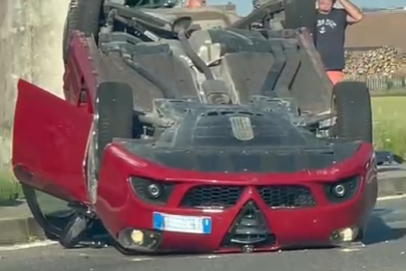 Violento schianto alla rotonda di Valdengo: un’auto si ribalta