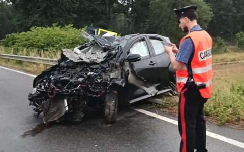 Auto si ribalta a Villanova Biellese: due feriti, ma nessuno è grave