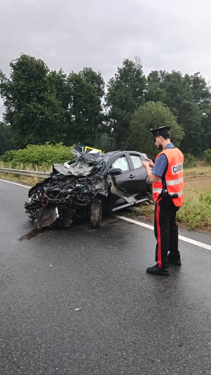 Auto si ribalta a Villanova Biellese: due feriti, ma nessuno è grave