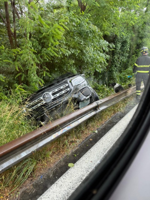 Auto fuori strada all’ingresso della superstrada: ferito un candelese