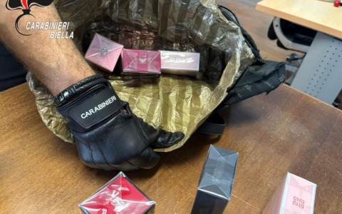 Fermati con 16 profumi rubati e borse schermate: denunciati 5 uomini