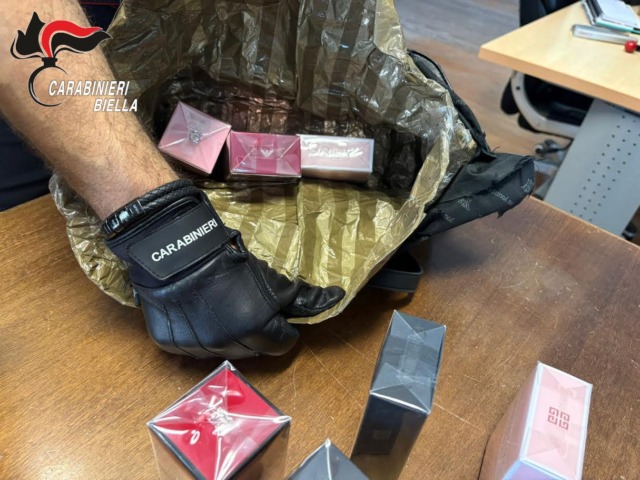 Fermati con 16 profumi rubati e borse schermate: denunciati 5 uomini