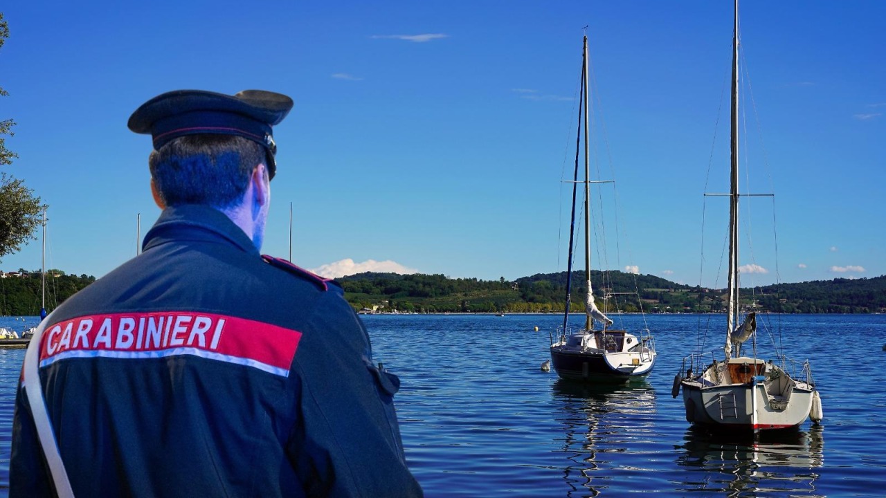 Viverone, cade dal pedalò e scompare nel lago: morto annegato un uomo di 32 anni