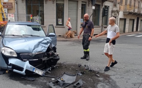 Scontro tra un furgone e un’auto a Cossato, traffico rallentato