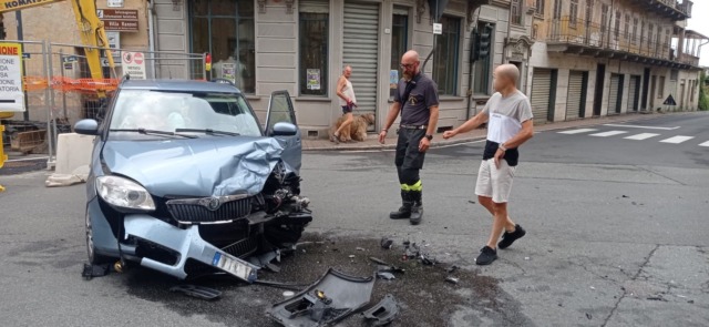 Scontro tra un furgone e un’auto a Cossato, traffico rallentato