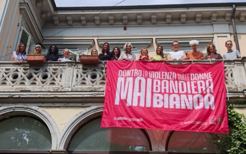 Contro la violenza “mai bandiera bianca”