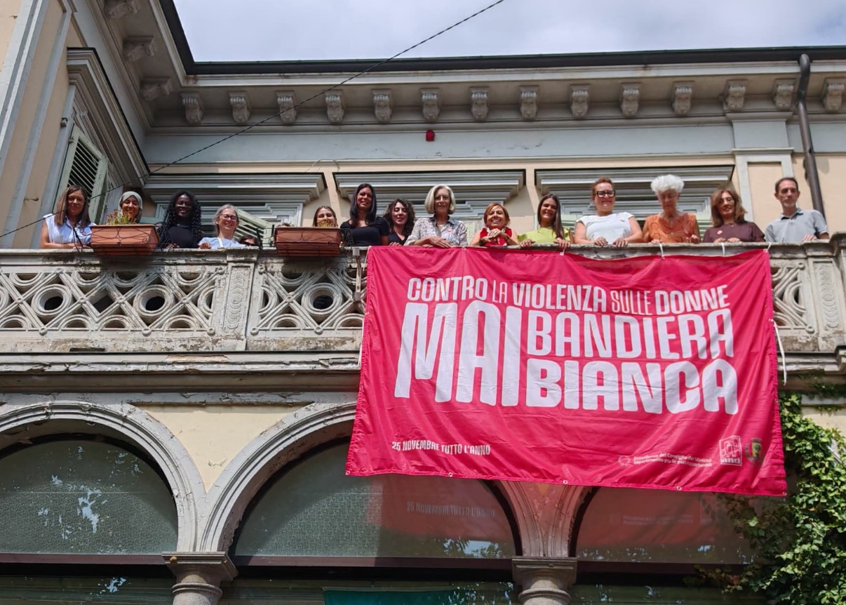 Contro la violenza “mai bandiera bianca”
