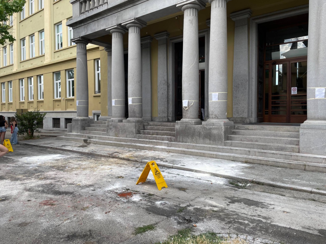 Maturità di eccessi: scuole imbrattate da uova, farina e spumante