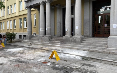 Maturità di eccessi: scuole imbrattate da uova, farina e spumante