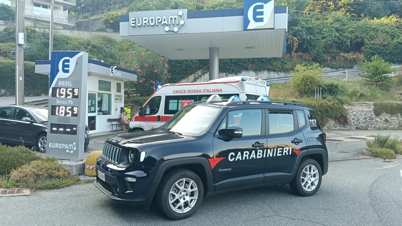 Novantenne perde il controllo dell’auto e si schianta al distributore