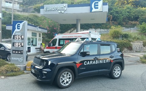 Novantenne perde il controllo dell’auto e si schianta al distributore