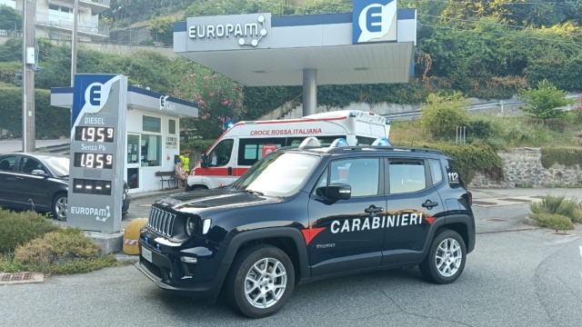 Novantenne perde il controllo dell’auto e si schianta al distributore