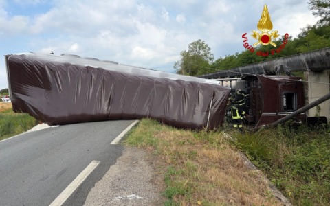 Camion si ribalta: autista intrappolato salvato dai Vigili del fuoco