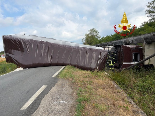 Camion si ribalta: autista intrappolato salvato dai Vigili del fuoco