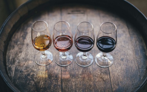 Come abbinare il vino al cibo: una guida pratica per scegliere la bottiglia giusta