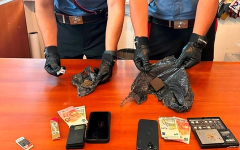 Spaccio nel Biellese, due giovani denunciati: sequestrati oltre 100 grammi di hashish