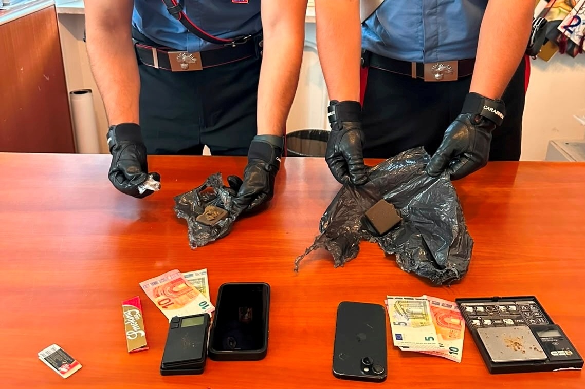 Spaccio nel Biellese, due giovani denunciati: sequestrati oltre 100 grammi di hashish