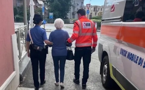 Entra in un bar impaurita e disorientata, soccorsa donna di 84 anni