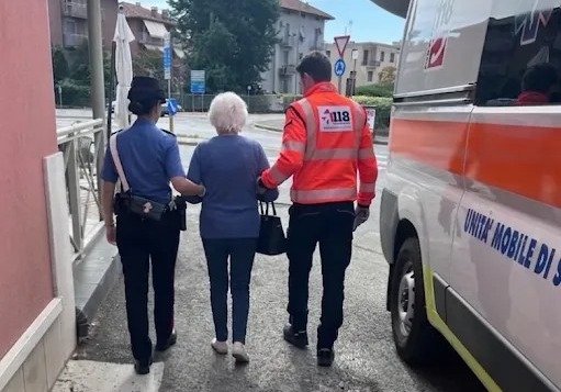 Entra in un bar impaurita e disorientata, soccorsa donna di 84 anni
