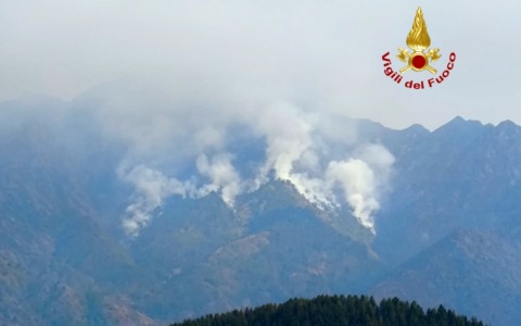 Ferragosto di fuoco sul Monte Barone: le fiamme avanzano verso Le Piane