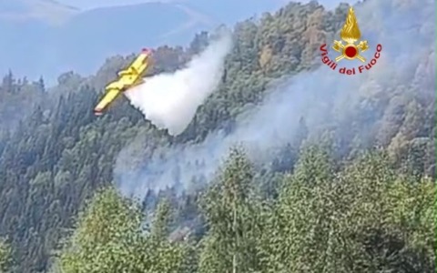 Monte Barone, il fuoco non è ancora spento: continuano le riaccensioni