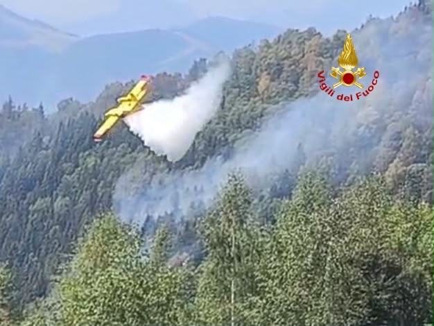 Monte Barone, il fuoco non è ancora spento: continuano le riaccensioni