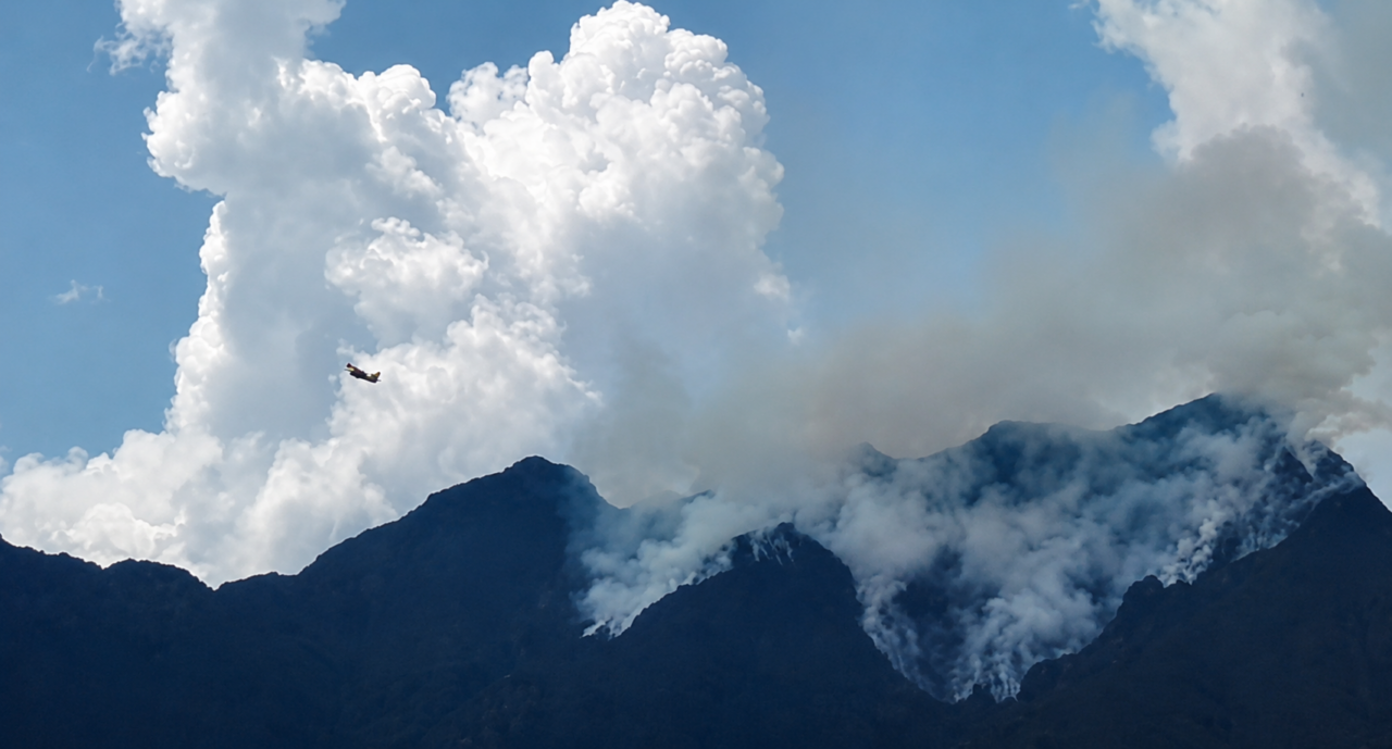 Monte Barone, l’incendio continua: al lavoro anche i canadair